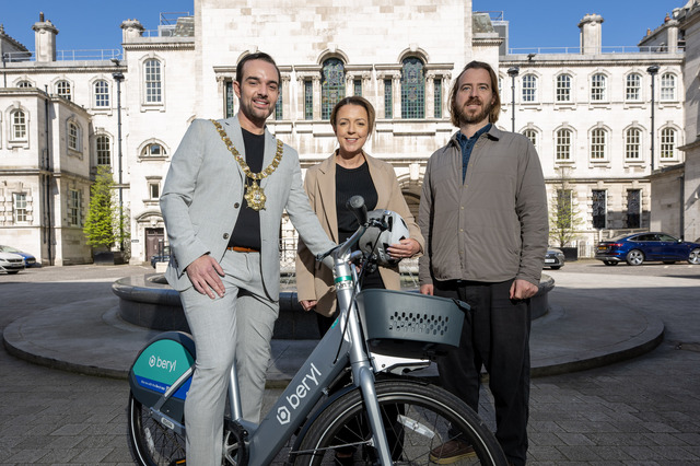 Lord Mayor Councillor Micky Murray on a Beryl e-bike joined by Infrastructure Minister Liz Kimmins and Beryl CEO Phil Ellis
