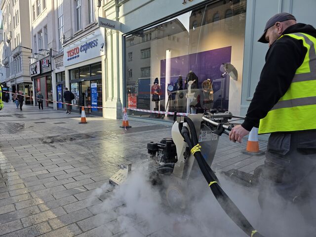Gladiator chewing gum removal machine