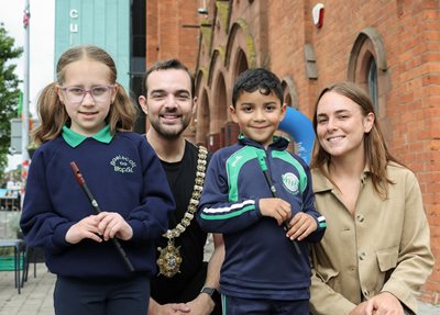 Éimear Nic Ionnrachtaigh from Fís an Phobail and young Gaeilgeoirs Aoife Doyle and Seán O’Connor join the Lord Mayor of Belfast, Councillor Micky Murray, outside An Cultúrlann.