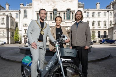 Lord Mayor Councillor Micky Murray on a Beryl e-bike joined by Infrastructure Minister Liz Kimmins and Beryl CEO Phil Ellis