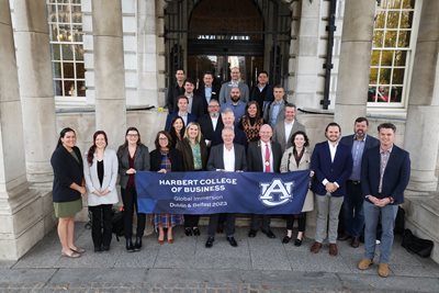 Visitors from Auburn University, USA visit Belfast City Hall with Aflac 