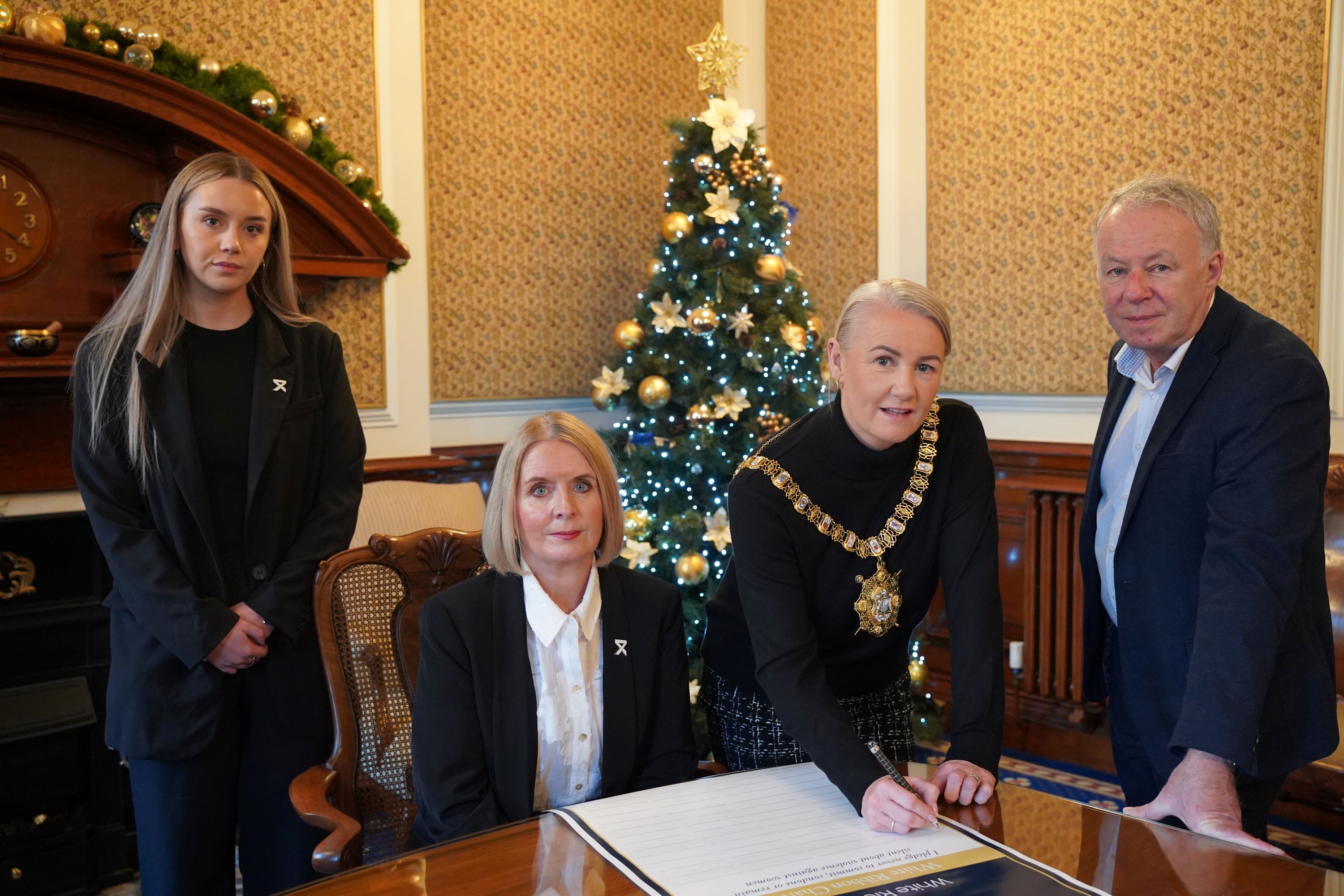 Lord Mayor signs the White Ribbon pledge 